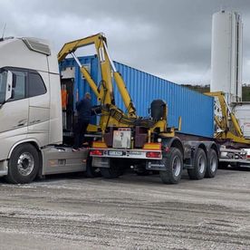 Trailer med blå konteiner