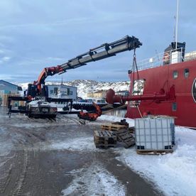 Laster opp på båt