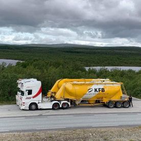 To trailerer med gule tilhengere