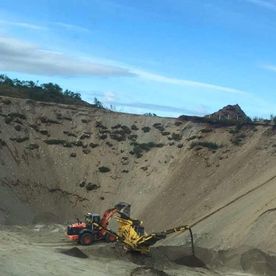 Gravemaskin på grustak