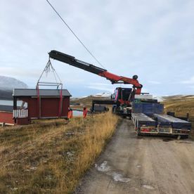 Hytte lastes opp på lasteplan