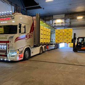 Trailer blir lastet opp