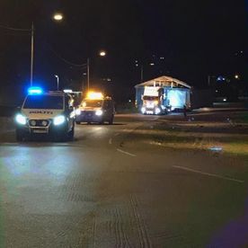 Politibil eskorterer lastebil med hytte