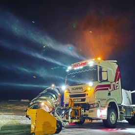 Lastebil med snøplog