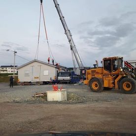 Heisekran heiser opp hytte