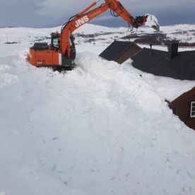 Gravemaskin rydder snø