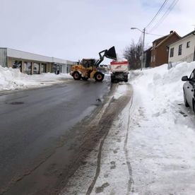 Måking av snø oppi lastebil