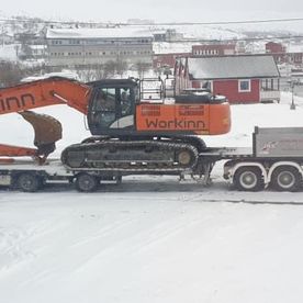 Trailer frakter gravemaskin